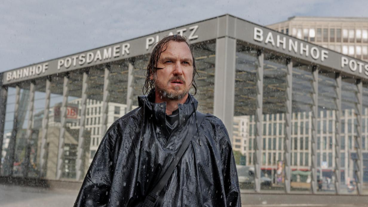 Filmkritik zu “Das Licht”: Lars Eidinger (nackt) im Berliner Dauerregen Filmkritik zu “Das Licht”: Lars Eidinger (nackt) im Berliner Dauerregen
