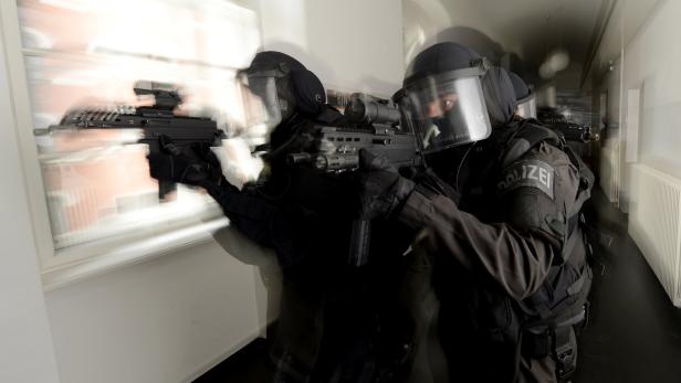 “Hate-Crime”-Razzia: Polizei bestätigt weitere Festnahmen “Hate-Crime”-Razzia: Polizei bestätigt weitere Festnahmen