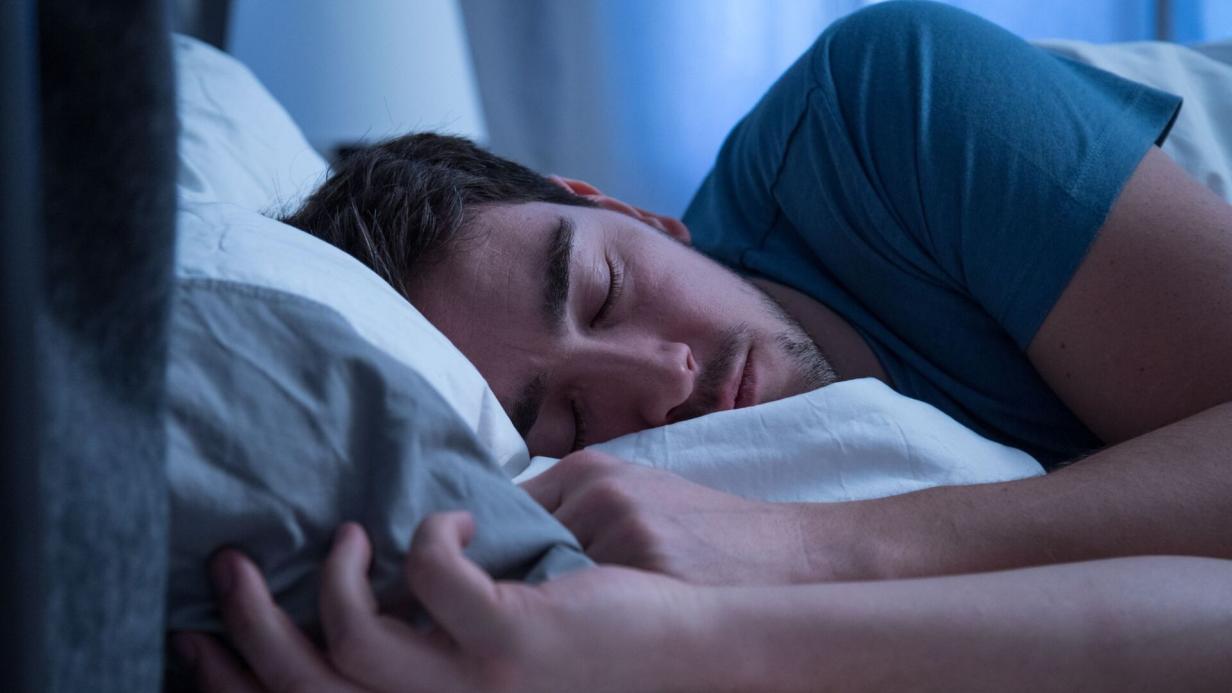 “Monster” unterm Bett: Babysitterin findet realen Mann