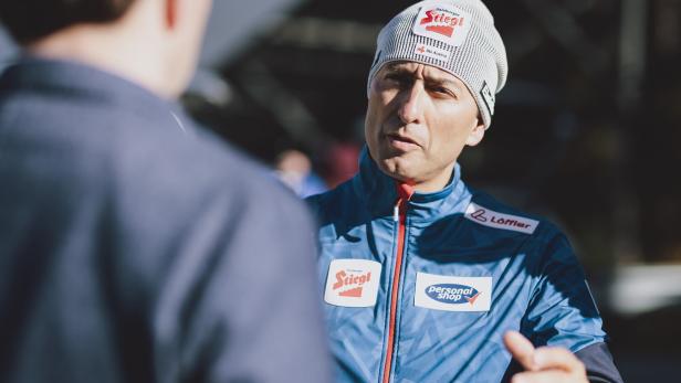 ÖSV-Sportdirektor zu Skisprung-Skandal: “Die wollen uns für blöd verkaufen” ÖSV-Sportdirektor zu Skisprung-Skandal: “Die wollen uns für blöd verkaufen”