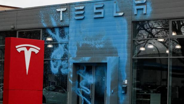 Protestwelle gegen Elon Musk: Farb-Attacke auf Tesla-Filiale Protestwelle gegen Elon Musk: Farb-Attacke auf Tesla-Filiale