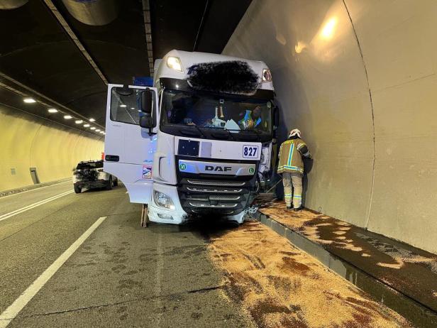 Tirol: Pkw-Lenker krachte in Tunnel auf Arlberg-Schnellstraße in Sattelzug Tirol: Pkw-Lenker krachte in Tunnel auf Arlberg-Schnellstraße in Sattelzug