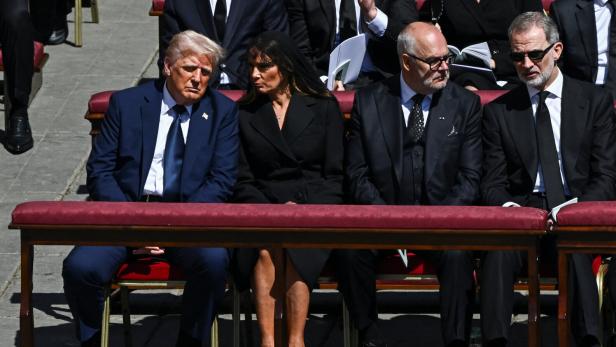 Bestattung Papst Franziskus: Trump verstößt gegen Dresscode Bestattung Papst Franziskus: Trump verstößt gegen Dresscode