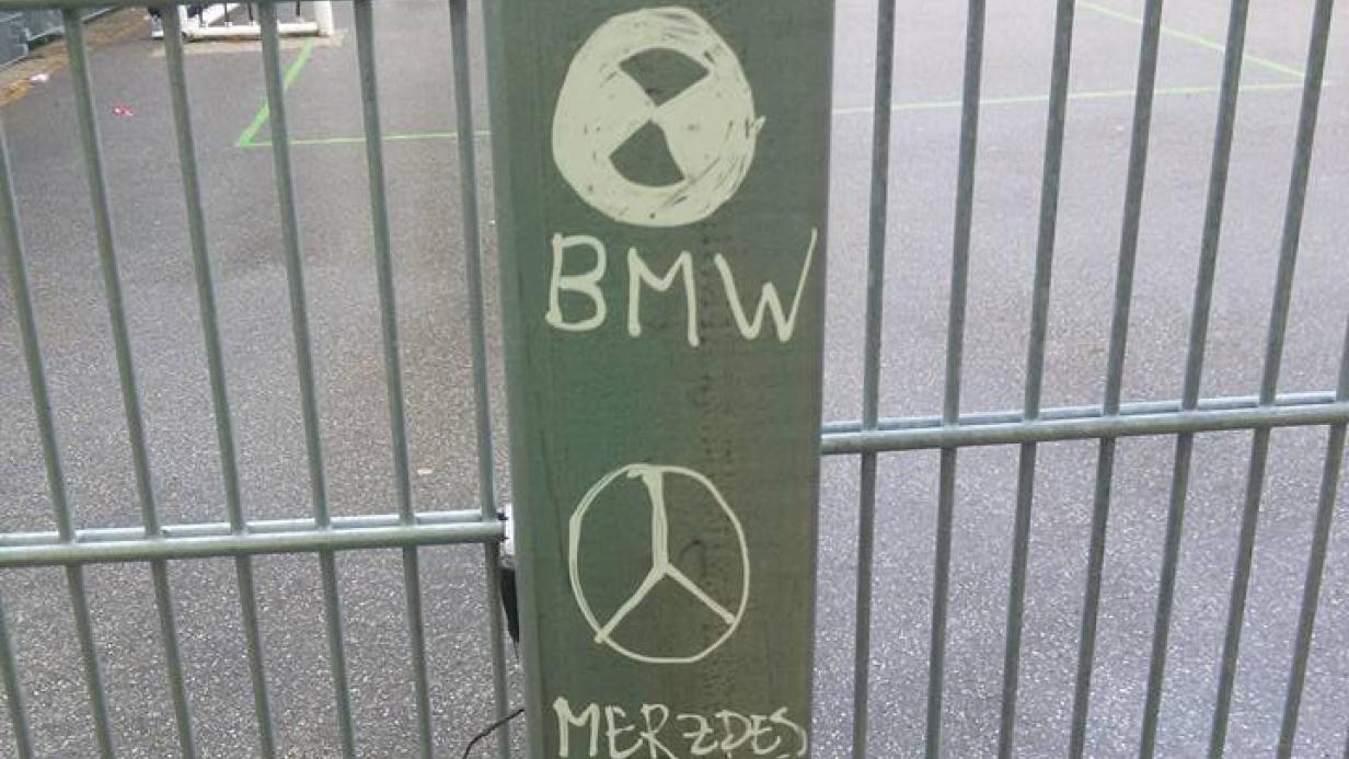 “Du hast keinen BMW?! Was bist denn Du für ein Jugo?!” “Du hast keinen BMW?! Was bist denn Du für ein Jugo?!”