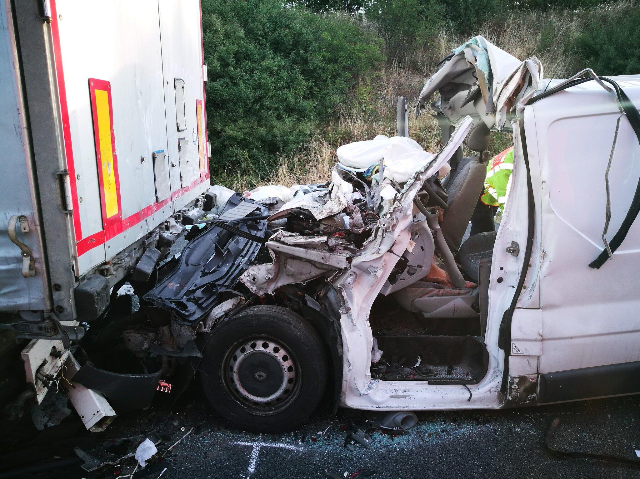 Kleinbus prallt auf Lkw auf der A2: Mehrere Tote