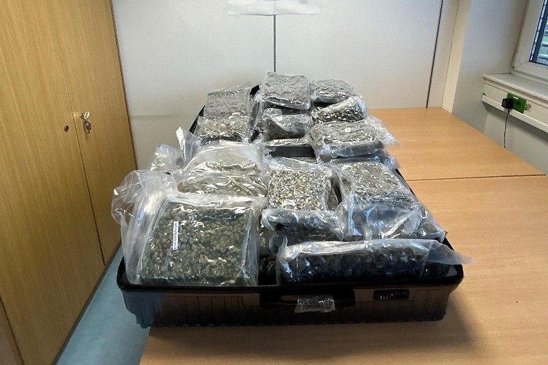 Schmuggelversuch am Flughafen: 23 Kilogramm Cannabis im Koffer