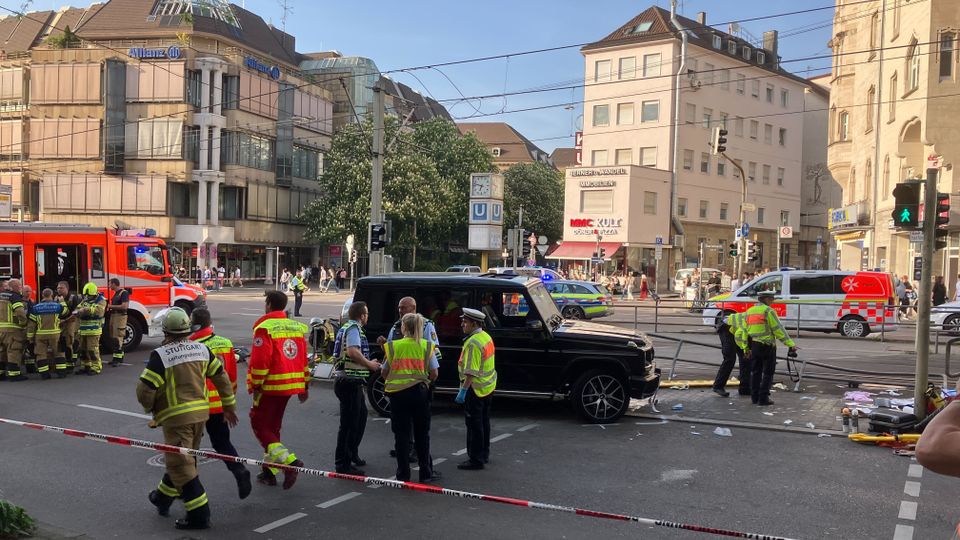 Auto fuhr in Stuttgart in Menschenmenge: Mehrere Verletzte Auto fuhr in Stuttgart in Menschenmenge: Mehrere Verletzte