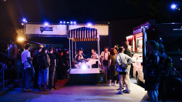Donaufestival: Eine Kreuzfahrt mit dem Tretboot auf Rädern