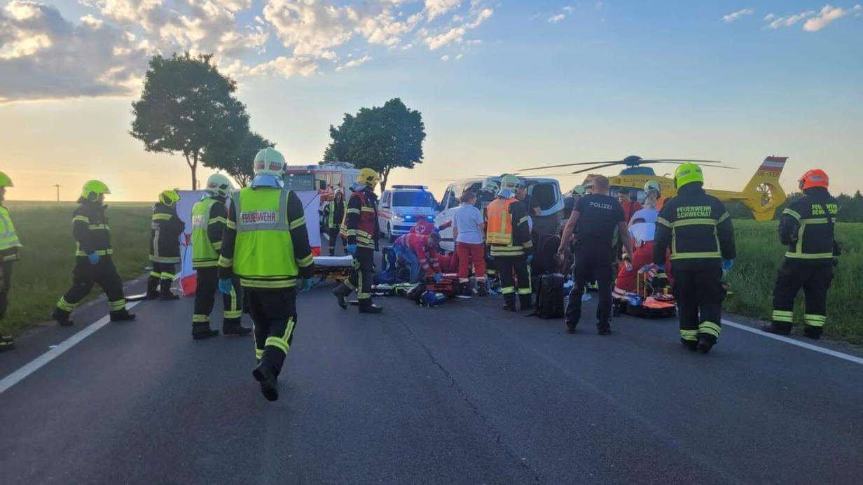 Kleinbus ins Heck gerast: Eine Tote und ein Schwerverletzter nach Bike-Unfall Kleinbus ins Heck gerast: Eine Tote und ein Schwerverletzter nach Bike-Unfall