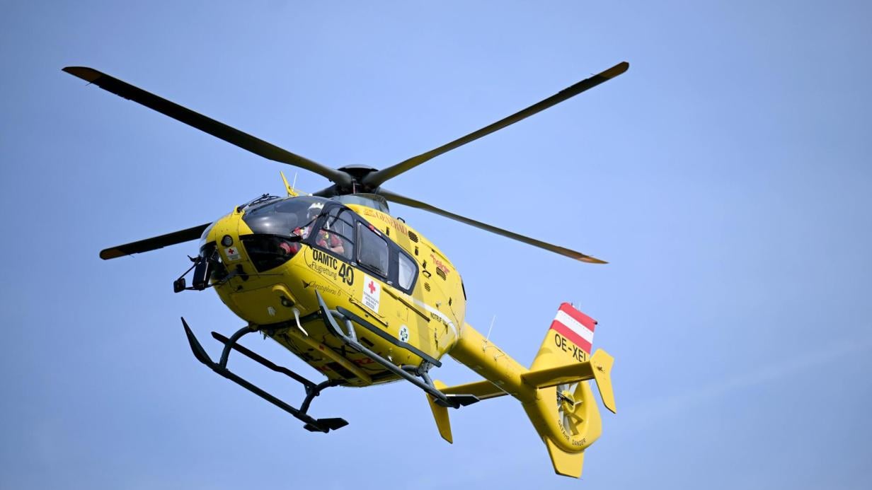 Schrecklicher Unfall auf Erdbeerfeld: Mann (45) geriet mit Kopf in Streuwerk Schrecklicher Unfall auf Erdbeerfeld: Mann (45) geriet mit Kopf in Streuwerk