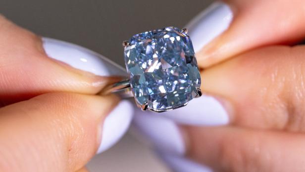 Seltener blauer Diamant für hohe Summe versteigert Seltener blauer Diamant für hohe Summe versteigert